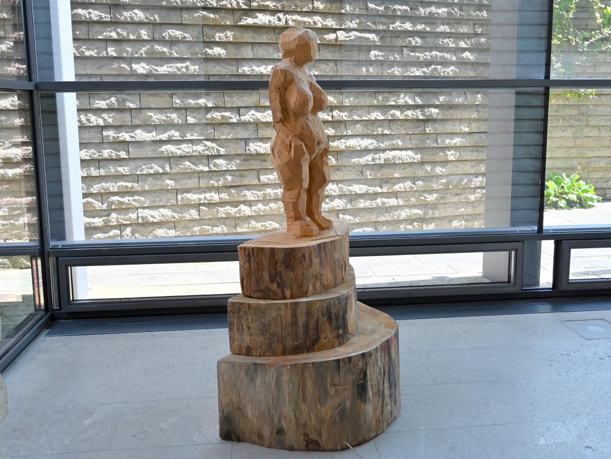 Stephan Balkenhol (1993–2017), Venus von Willendorf, Schwäbisch Hall, Kunsthalle Würth, Untergeschoß Durchgang, 2017, Bild 5/6