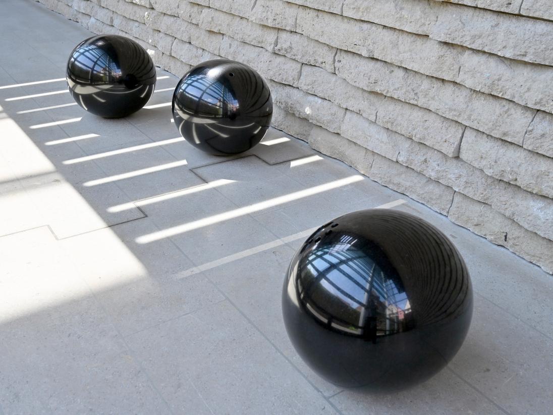 Jan van Munster (1995), Black Venus, Schwäbisch Hall, Kunsthalle Würth, Untergeschoß Durchgang, 1995, Bild 2/3