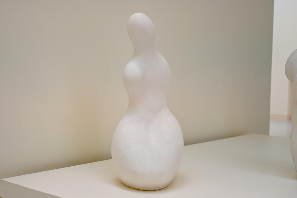 Hans (Jean) Arp (1914–1965), Die kleine Demeter, Straßburg, Musée d’Art moderne et contemporain, Saal Obergeschoß 6, 1960, Bild 3/4