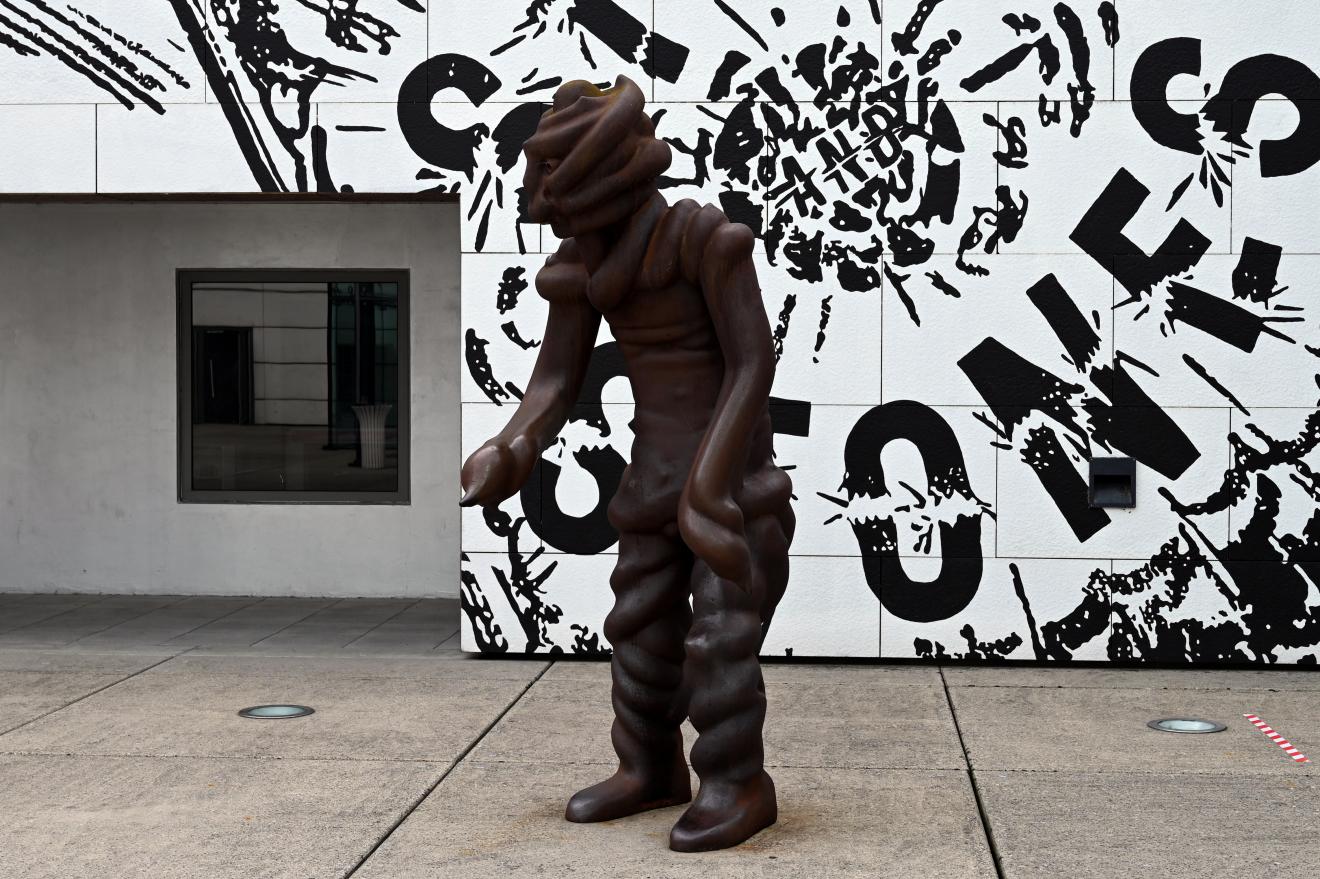 Thomas Schütte (1987–2015), Große Geister Nr. 11, Straßburg, Musée d’Art moderne et contemporain, Vorplatz, 1996–1998, Bild 2/4