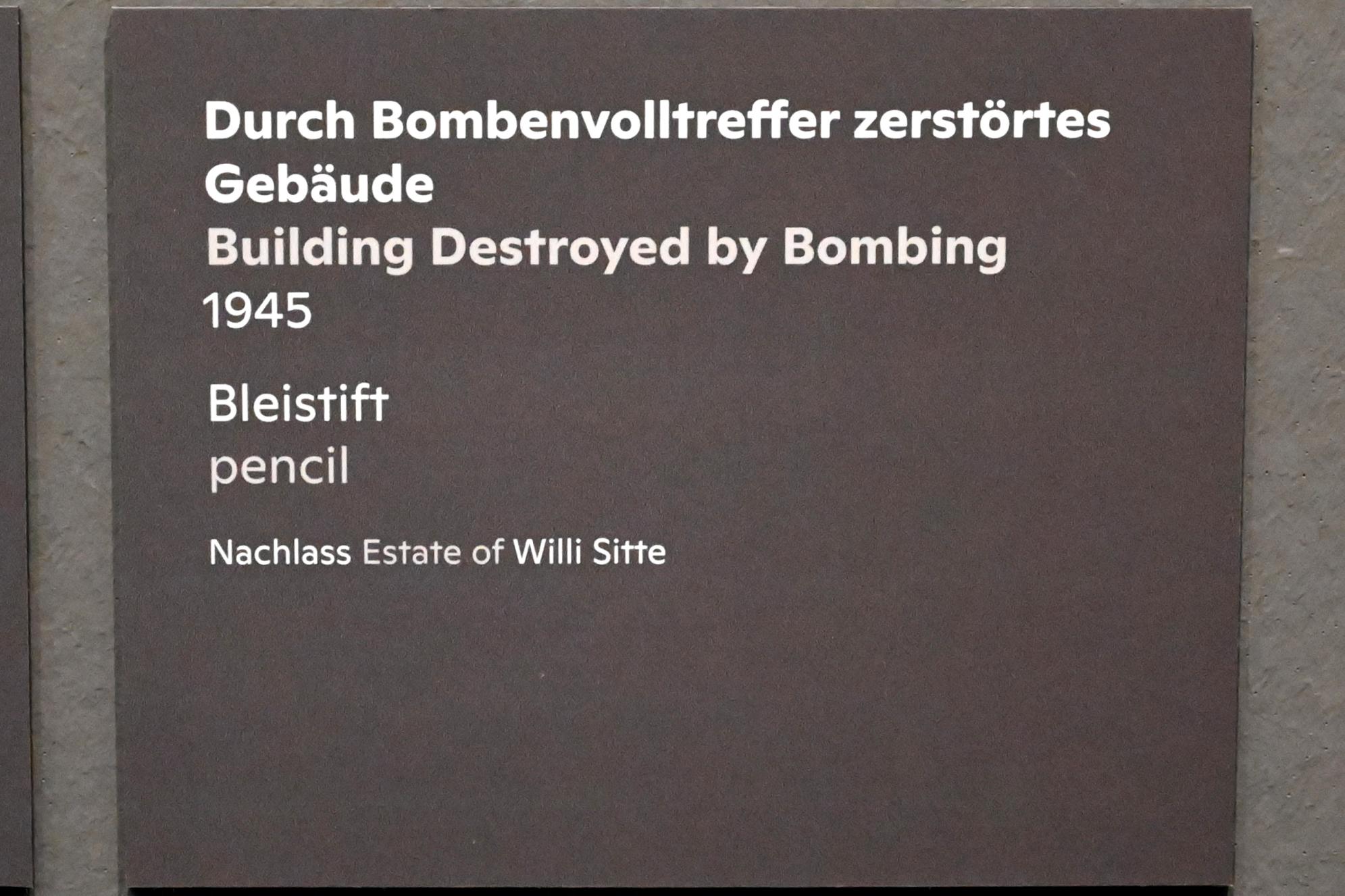 Willi Sitte (1938–2002), Durch Bombenvolltreffer zerstörtes Gebäude, Halle (Saale), Kunstmuseum Moritzburg, Ausstellung "Sittes Welt" vom 03.10.2021 - 06.02.2022, Saal 2, 1945, Bild 2/2