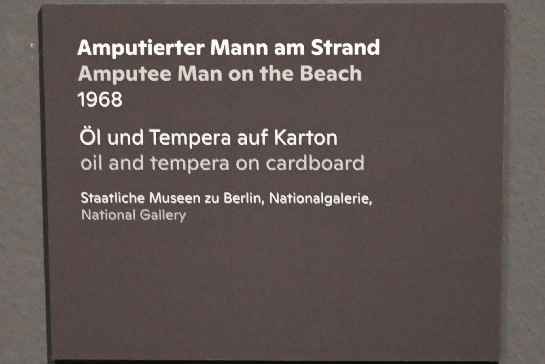 Willi Sitte (1938–2002), Amputierter Mann am Strand, Halle (Saale), Kunstmuseum Moritzburg, Ausstellung "Sittes Welt" vom 03.10.2021 - 06.02.2022, Saal 9, 1968, Bild 2/2