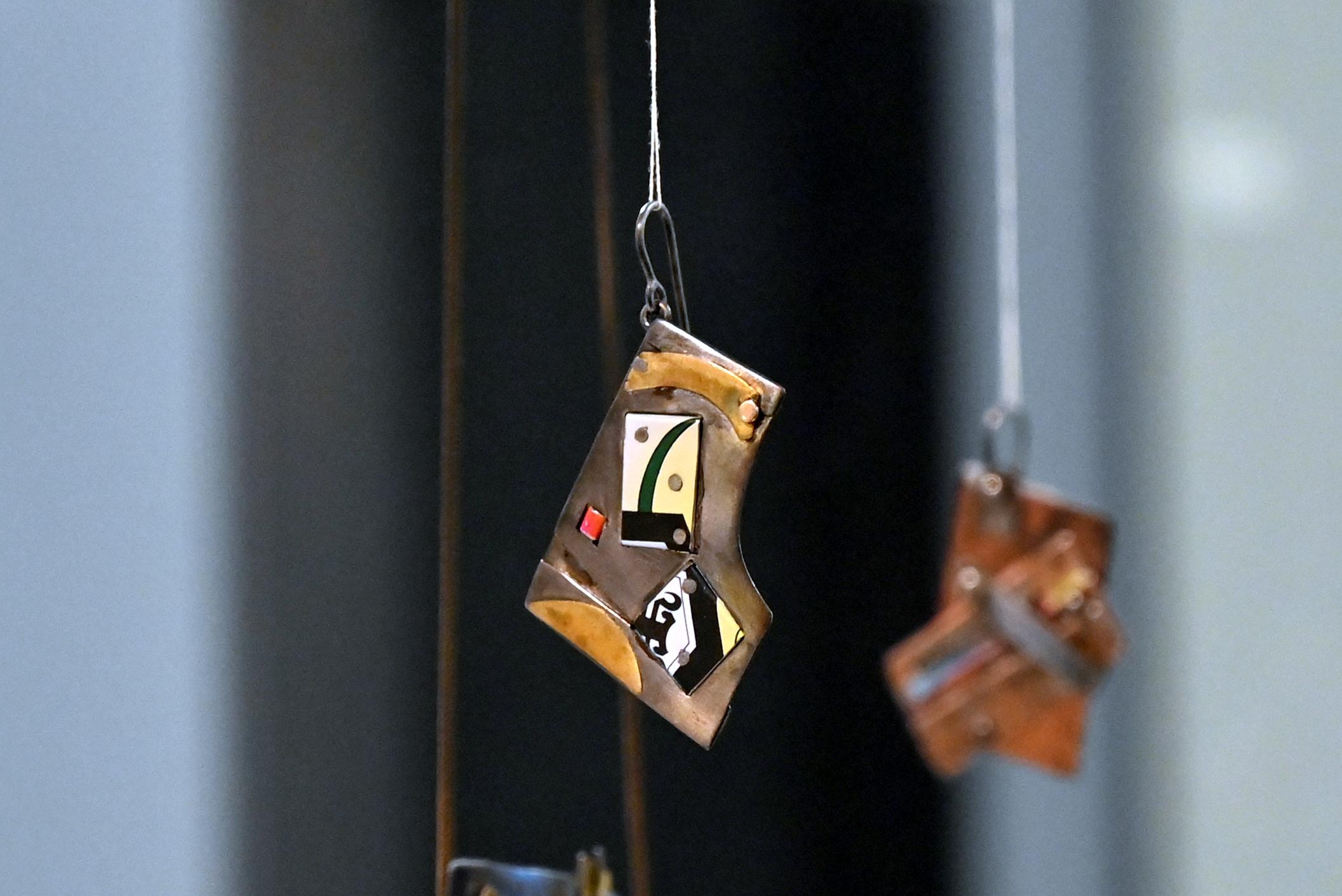 Christina Brade (1985–1989), Ohrring, Halle (Saale), Kunstmuseum Moritzburg, Wege der Moderne, Stötzer, Grzimek, 1985, Bild 2/3