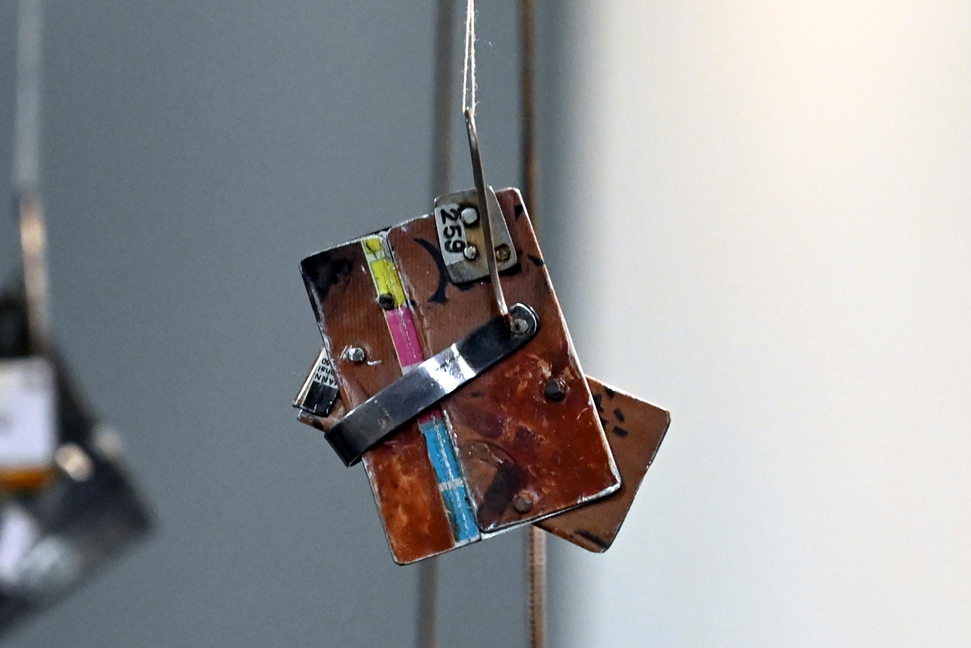 Christina Brade (1985–1989), Ohrring, Halle (Saale), Kunstmuseum Moritzburg, Wege der Moderne, Stötzer, Grzimek, 1985, Bild 2/3