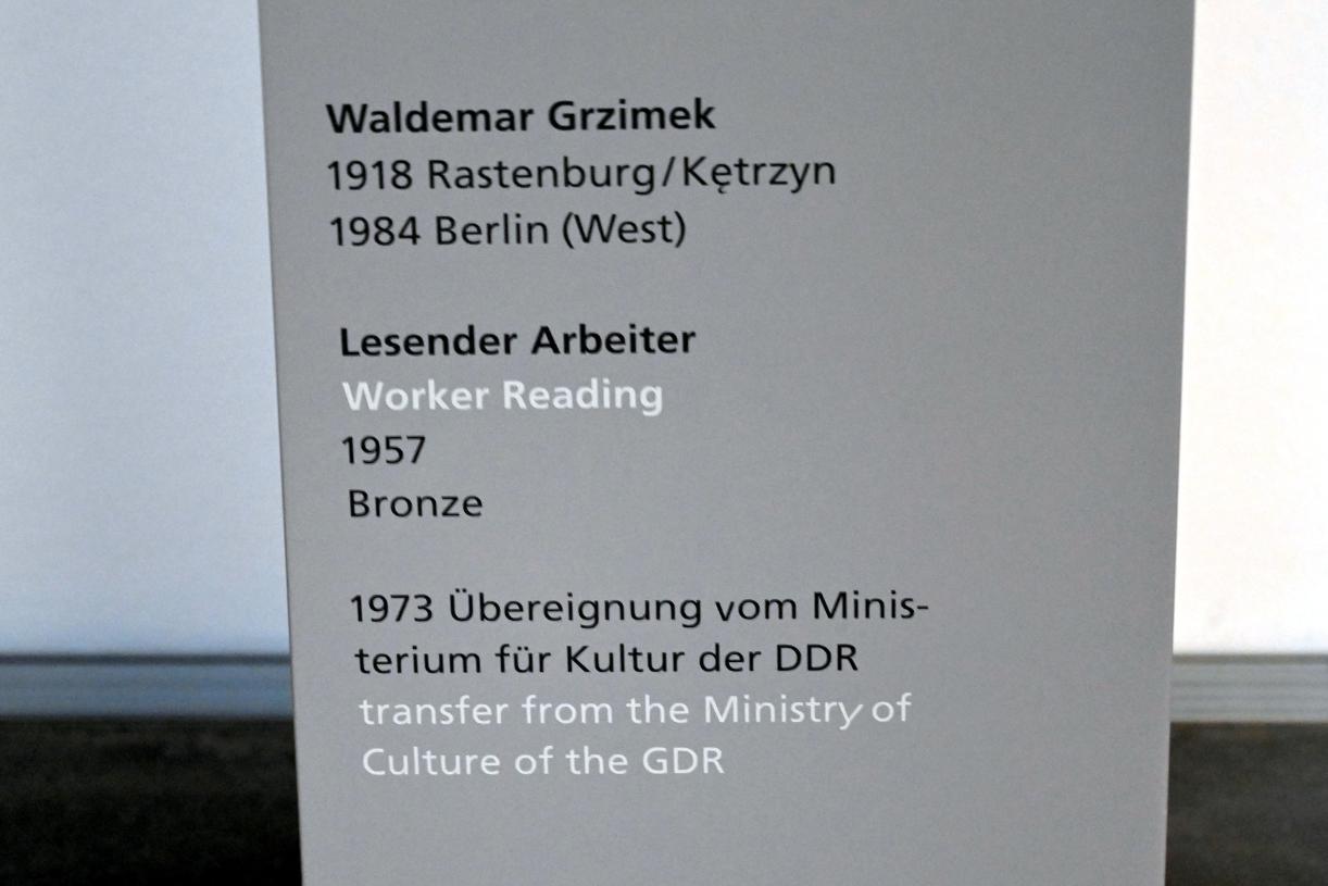 Waldemar Grzimek (1957–1970), Lesender Arbeiter, Halle (Saale), Kunstmuseum Moritzburg, Wege der Moderne, Balden, Hoffmann, 1957, Bild 3/3