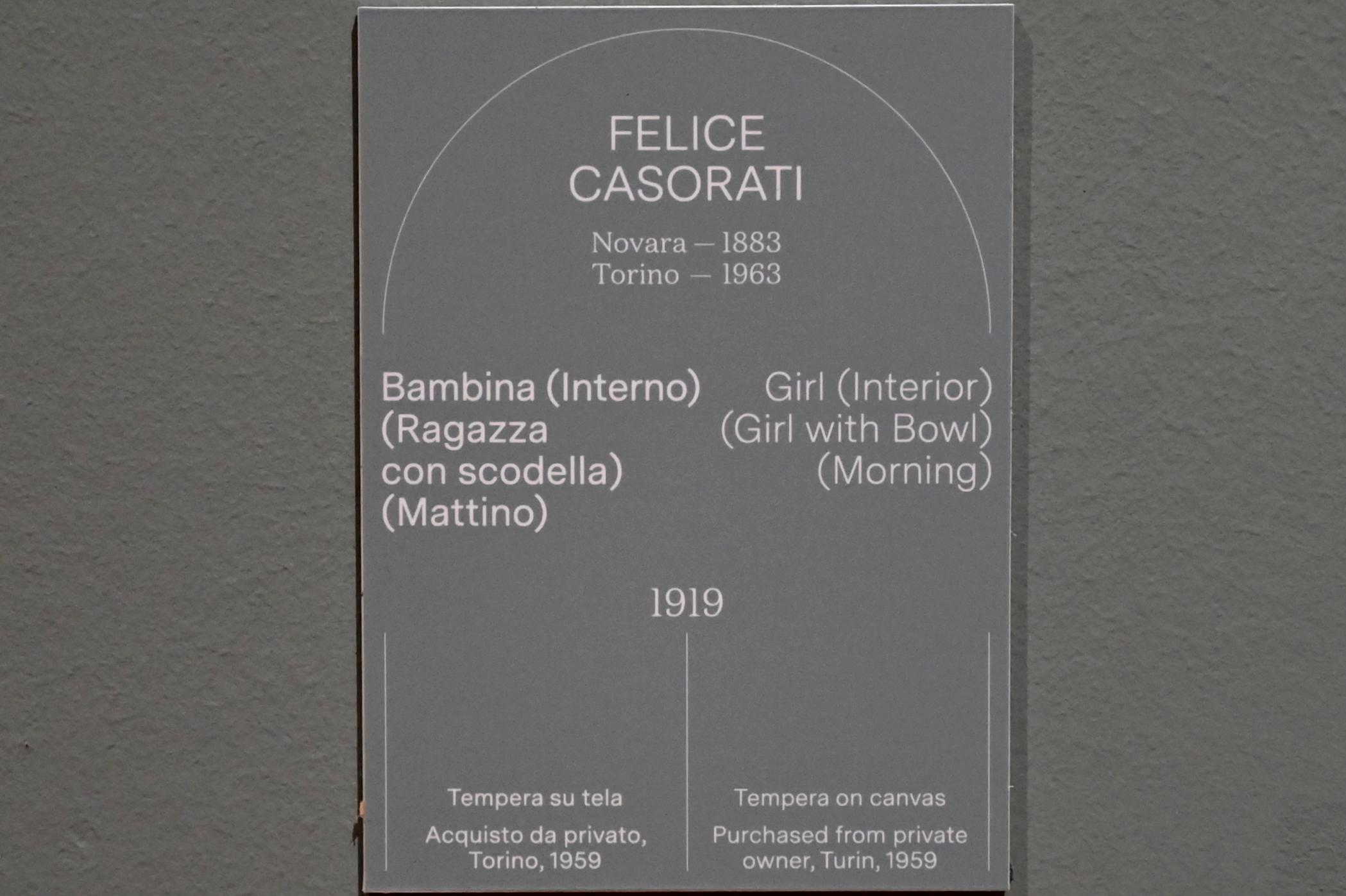 Felice Casorati (1919–1934), Mädchen (Interieur) (Mädchen mit Flasche) (Morgen), Turin, Galleria civica d'arte moderna e contemporanea (GAM Torino), Saal 3, 1919, Bild 2/2
