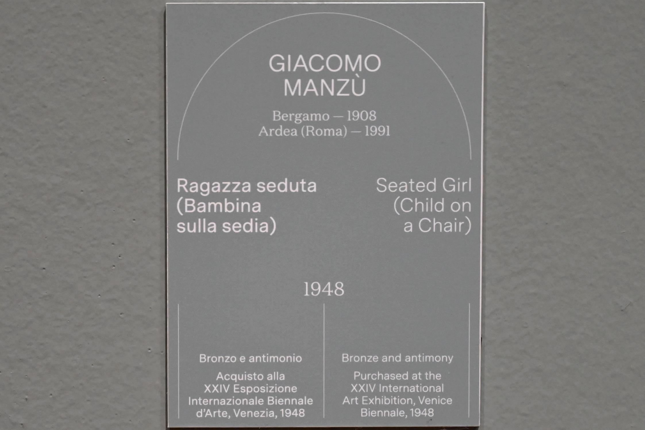Giacomo Manzù (1938–1948), Sitzendes Mädchen (Kind auf einem Stuhl), Turin, Galleria civica d'arte moderna e contemporanea (GAM Torino), Saal 10, 1948, Bild 4/4