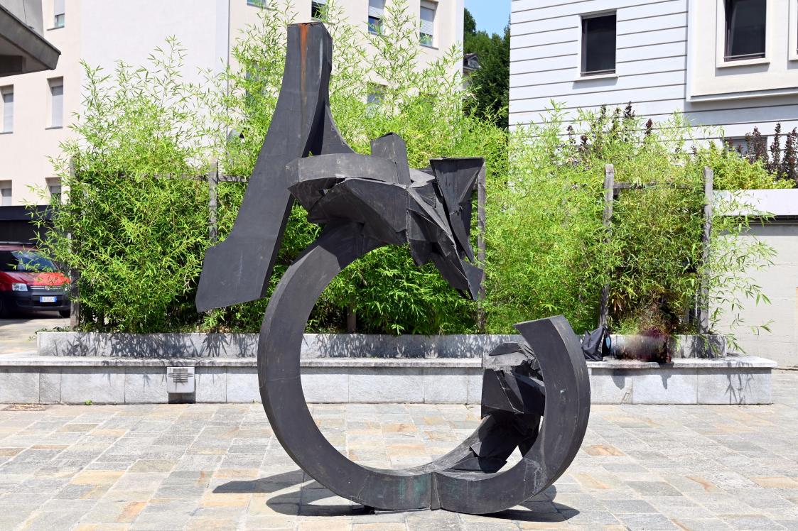 Riccardo Cordero (1994), Disartikuliere einen Kreis, Turin, Galleria civica d'arte moderna e contemporanea (GAM Torino), Eingang, 1993–1996, Bild 2/4