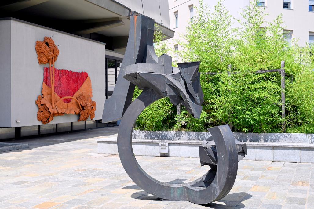 Riccardo Cordero (1994), Disartikuliere einen Kreis, Turin, Galleria civica d'arte moderna e contemporanea (GAM Torino), Eingang, 1993–1996, Bild 3/4