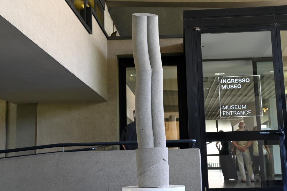 Paolo Icaro (Paolo Chissotti) (1965), Bizylindrisch, Turin, Galleria civica d'arte moderna e contemporanea (GAM Torino), Eingang, 1965, Bild 2/3