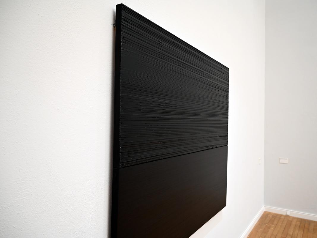 Pierre Soulages (1946–2019), Malerei 163 x 181 cm, 17. Dezember 2004, Chemnitz, Kunstsammlungen am Theaterplatz, Ausstellung "Soulages" vom 28.03.-25.07.2021, Saal 1, 2004, Bild 3/4