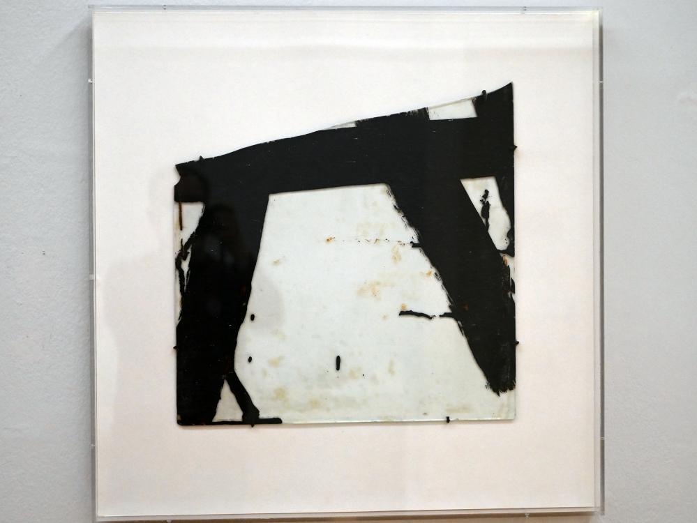 Pierre Soulages (1946–2019), Teer auf Glas 45,5 x 45,5 cm, 1948-2, Chemnitz, Kunstsammlungen am Theaterplatz, Ausstellung "Soulages" vom 28.03.-25.07.2021, Saal 3, 1948