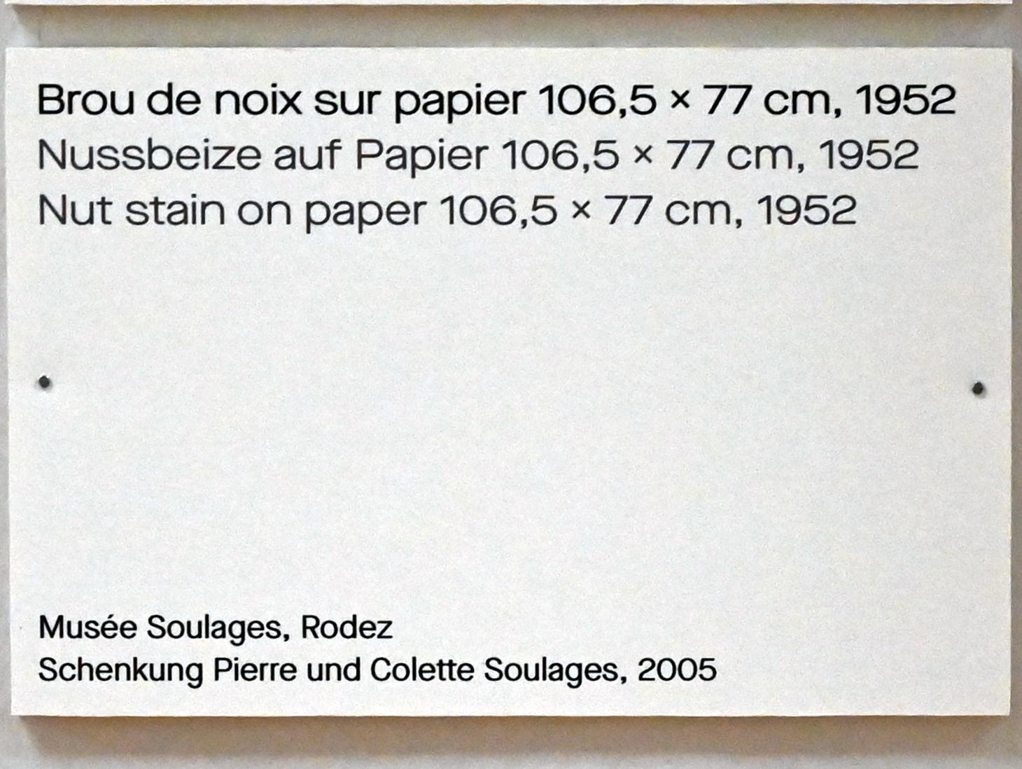 Pierre Soulages (1946–2019), Nussbeize auf Papier 106,5 x 77 cm, 1952, Chemnitz, Kunstsammlungen am Theaterplatz, Ausstellung "Soulages" vom 28.03.-25.07.2021, Saal 4, 1952, Bild 2/2