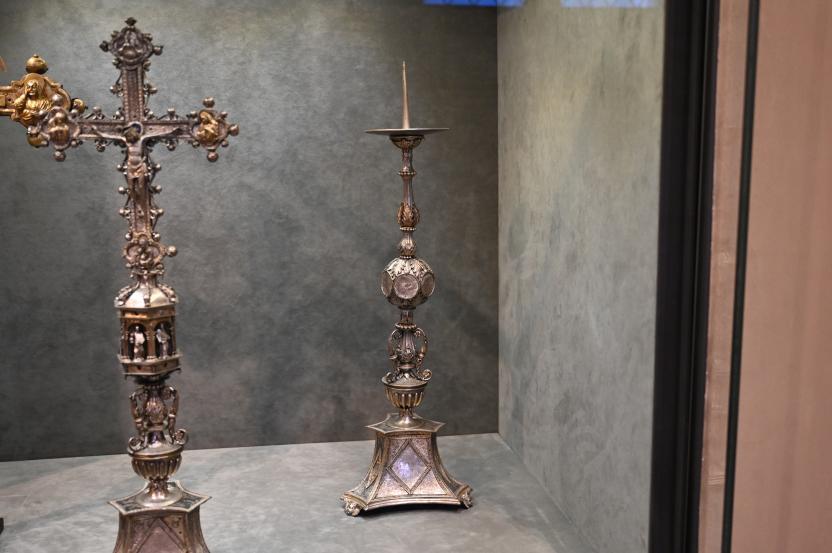 Altarkreuze mit Johannes und Maria Magdalena, Altarleuchter, Ivrea, Dom von Ivrea, jetzt Turin, Museo civico d'arte antica, Saal 3, um 1510–1520, Bild 3/4