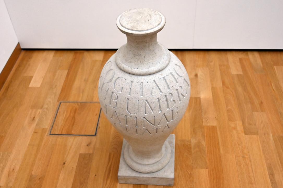 Ian Hamilton Finlay (1996), COGITO SUB UMBRA/LATINAE CELATA - Ein Gedanke verborgen im Schatten des Lateinischen, Mainz, Landesmuseum, Moderne, Saal 8, 1996, Bild 2/3