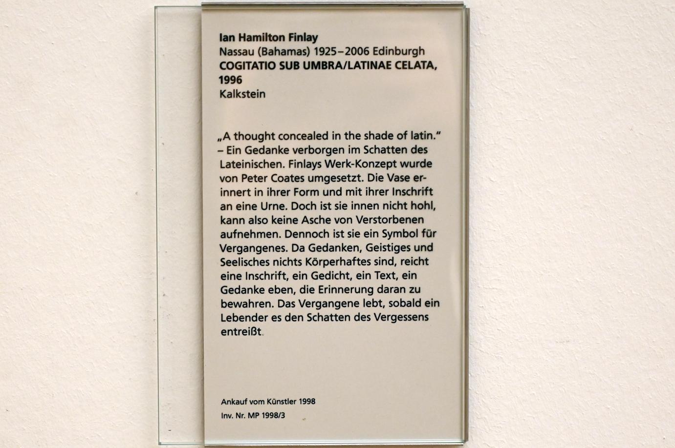 Ian Hamilton Finlay (1996), COGITO SUB UMBRA/LATINAE CELATA - Ein Gedanke verborgen im Schatten des Lateinischen, Mainz, Landesmuseum, Moderne, Saal 8, 1996, Bild 3/3