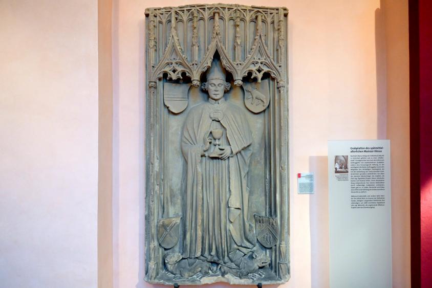 Grabplatte des Domkantors Konrad Rau von Holzhausen, Mainz, Hohe Dom St. Martin zu Mainz, jetzt Mainz, Dom- und Diözesanmuseum, nach 1464, Bild 1/2