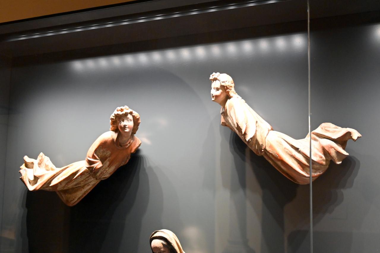 Meister der Madonna von Hallgarten (1412–1420), Zwei schwebende Engel, Bingen am Rhein, Basilika St. Martin, jetzt Darmstadt, Hessisches Landesmuseum, Kunsthandwerk, um 1420, Bild 2/3