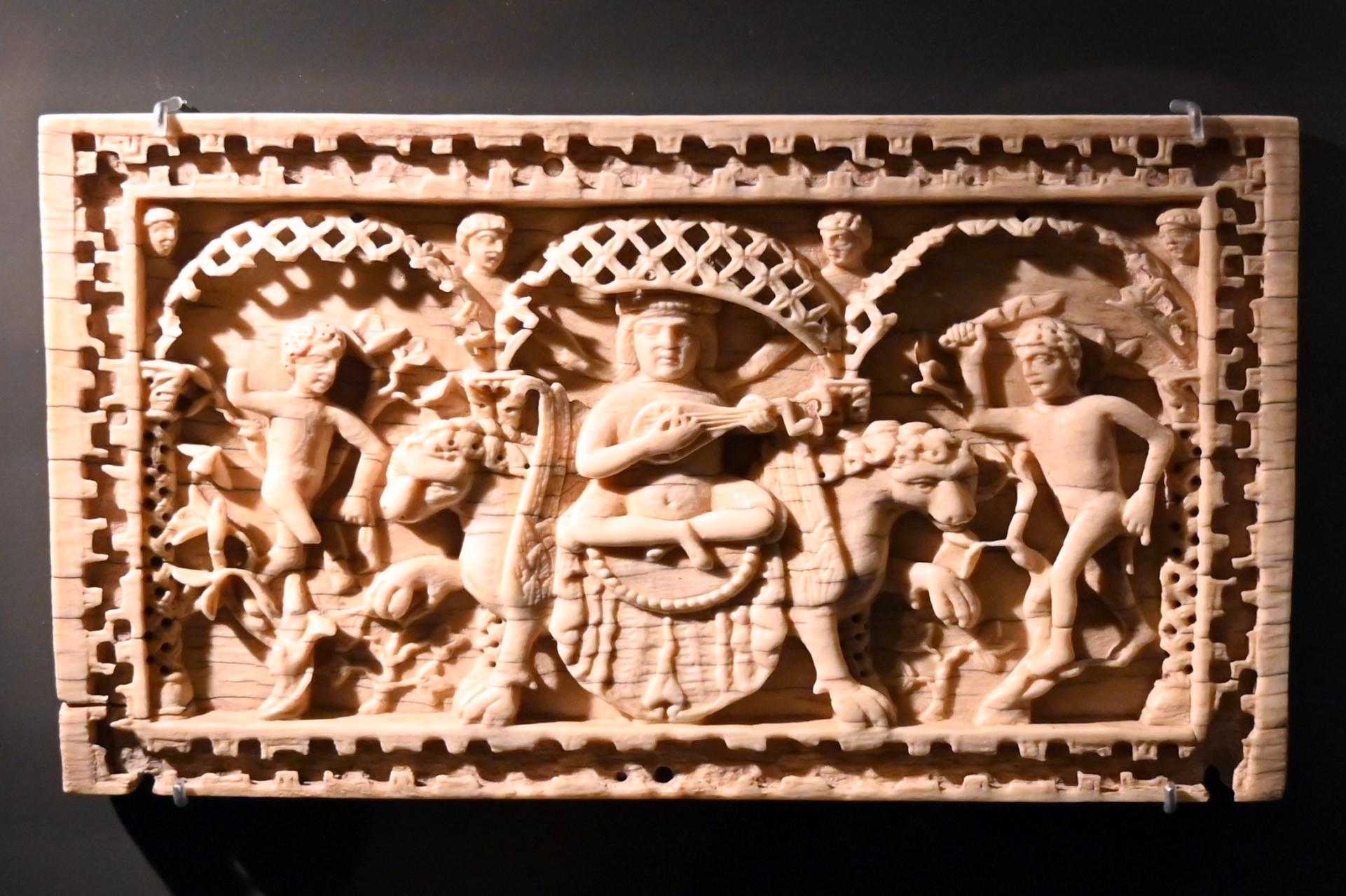 Wände eines Alexanderkästchens, Darmstadt, Hessisches Landesmuseum, Kunsthandwerk, 2. Hälfte 9. Jhd., Bild 2/5