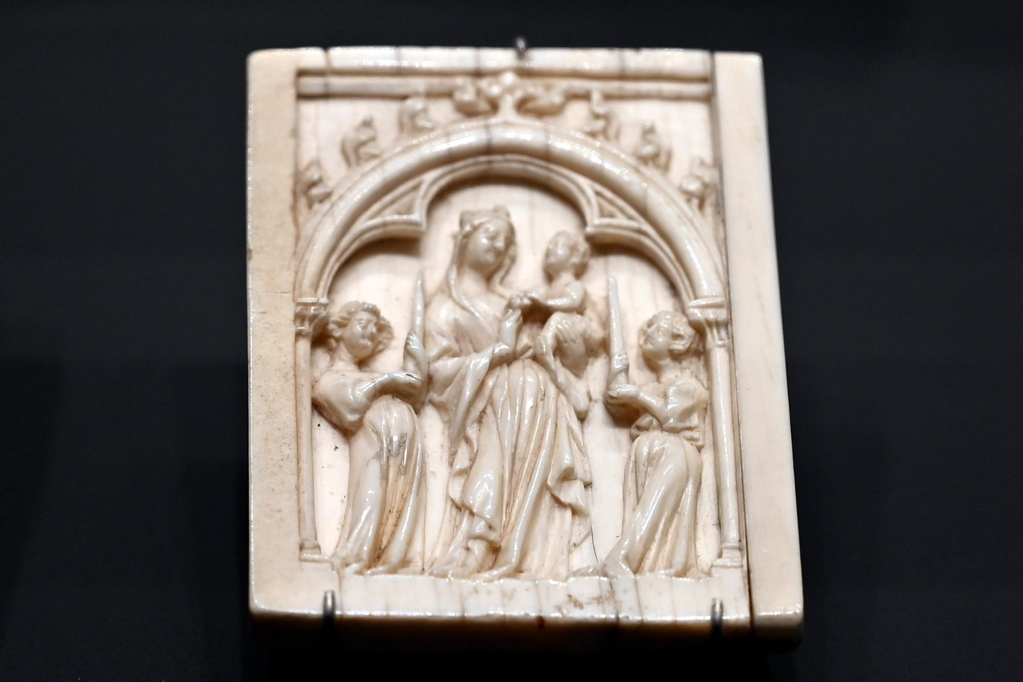 Diptychonhälfte mit Maria und zwei Leuchterengeln (Vièrge Glorieuse), 1. Hälfte 14. Jhd.