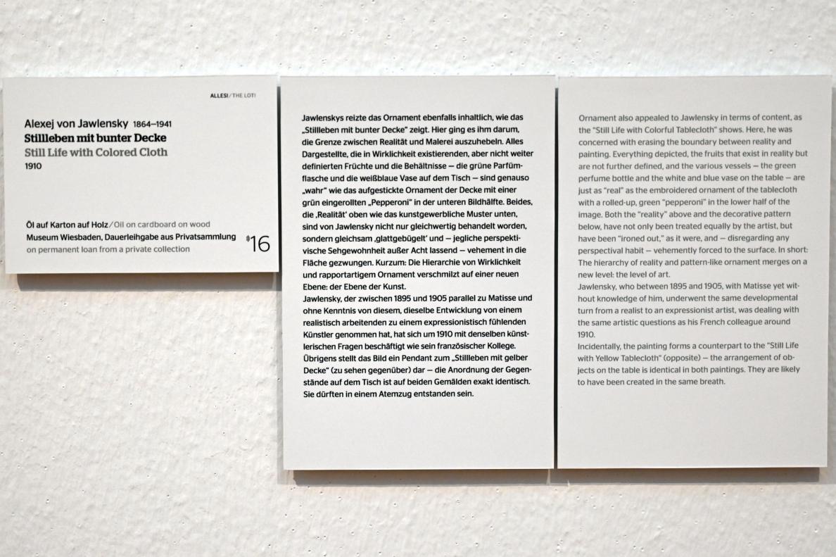 Alexej von Jawlensky (1893–1938), Stillleben mit bunter Decke, Wiesbaden, Museum Wiesbaden, Ausstellung "Alles! 100 Jahre Jawlensky in Wiesbaden" vom 17.09.-26.06.2022, Saal 6, 1910, Bild 2/2