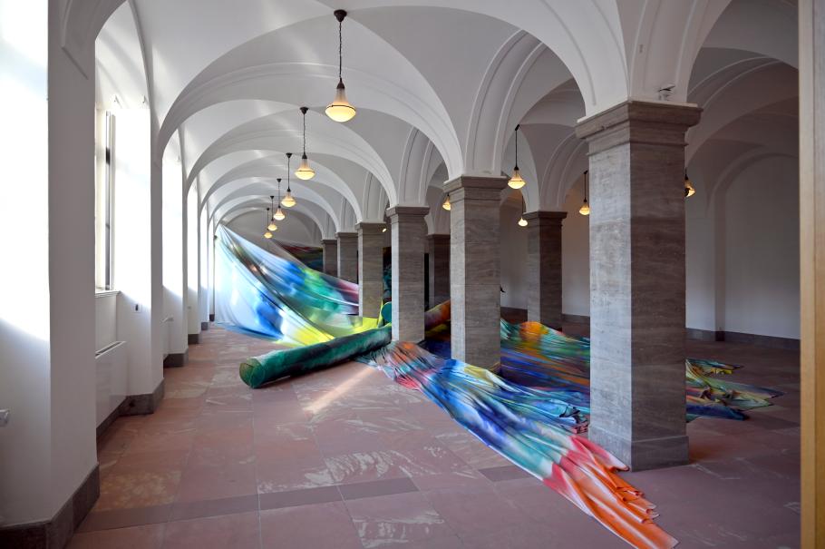 Katharina Grosse (2008–2015), Sieben Stunden, Acht Stimmen, Drei Bäume, Wiesbaden, Museum Wiesbaden, Zeitgenössisch 1, 2015, Bild 2/12