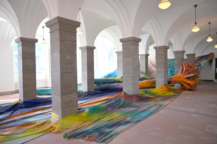 Katharina Grosse (2008–2015), Sieben Stunden, Acht Stimmen, Drei Bäume, Wiesbaden, Museum Wiesbaden, Zeitgenössisch 1, 2015, Bild 3/12