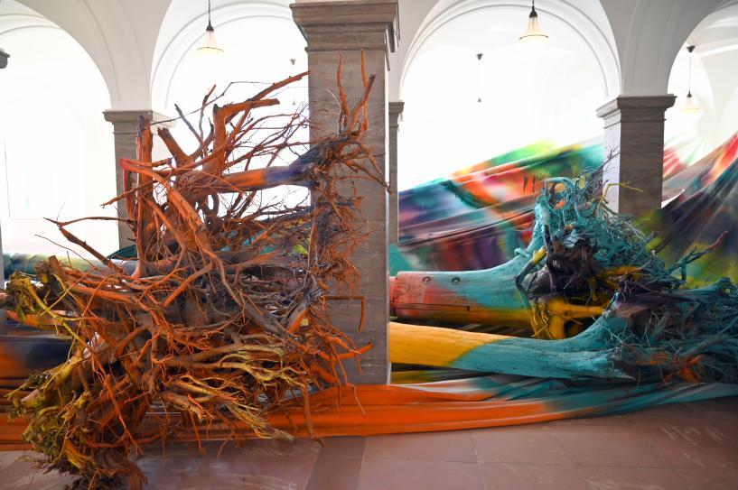 Katharina Grosse (2008–2015), Sieben Stunden, Acht Stimmen, Drei Bäume, Wiesbaden, Museum Wiesbaden, Zeitgenössisch 1, 2015, Bild 4/12