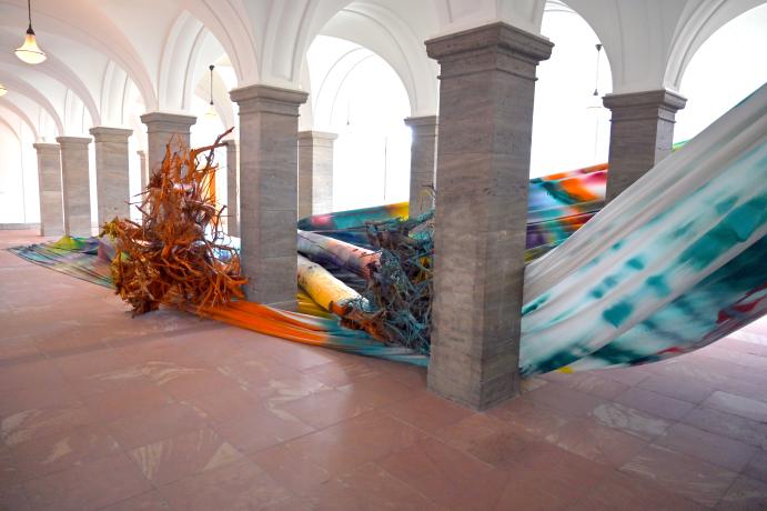 Katharina Grosse (2008–2015), Sieben Stunden, Acht Stimmen, Drei Bäume, Wiesbaden, Museum Wiesbaden, Zeitgenössisch 1, 2015, Bild 5/12