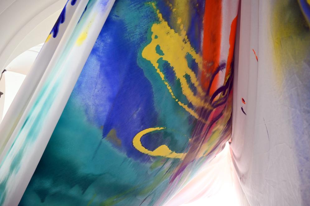 Katharina Grosse (2008–2015), Sieben Stunden, Acht Stimmen, Drei Bäume, Wiesbaden, Museum Wiesbaden, Zeitgenössisch 1, 2015, Bild 6/12