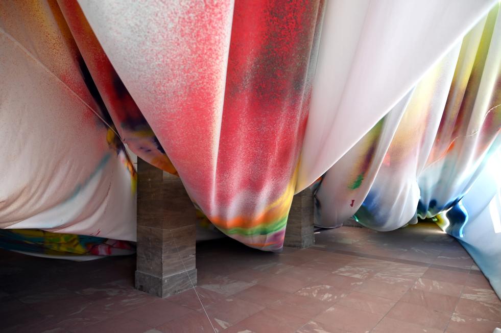 Katharina Grosse (2008–2015), Sieben Stunden, Acht Stimmen, Drei Bäume, Wiesbaden, Museum Wiesbaden, Zeitgenössisch 1, 2015, Bild 7/12