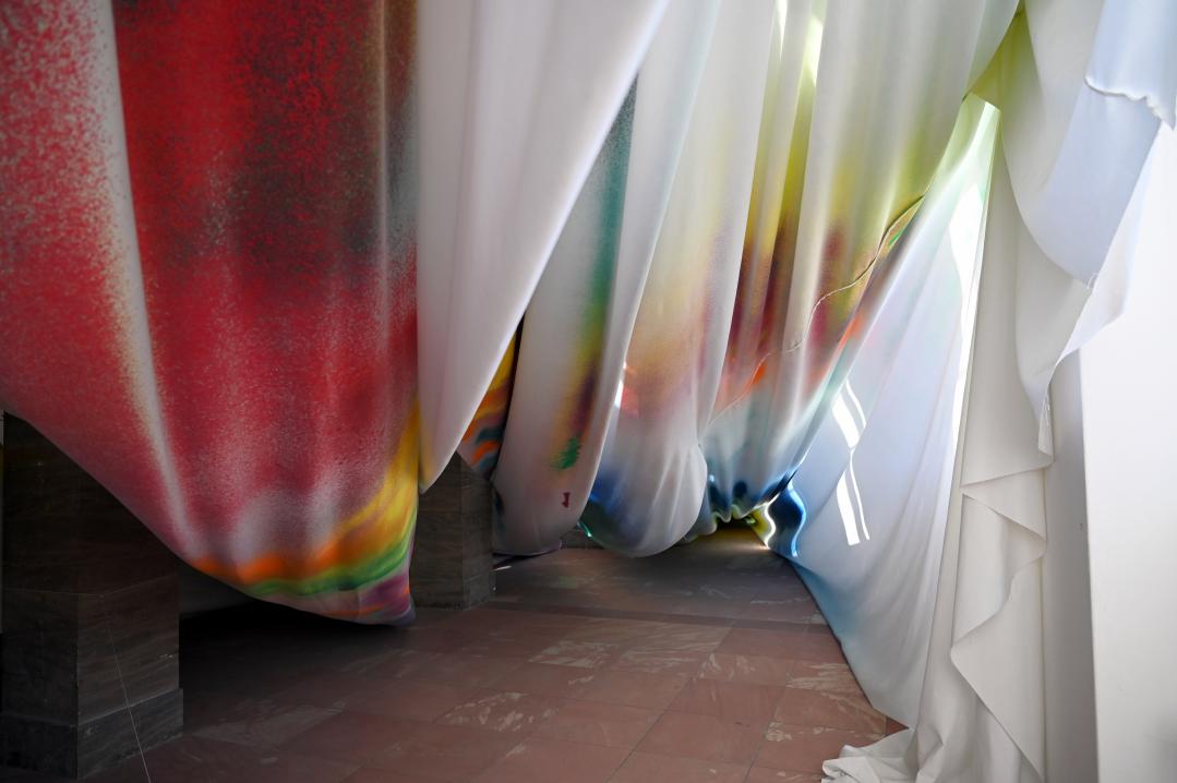 Katharina Grosse (2008–2015), Sieben Stunden, Acht Stimmen, Drei Bäume, Wiesbaden, Museum Wiesbaden, Zeitgenössisch 1, 2015, Bild 8/12