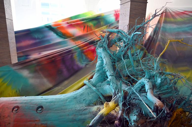 Katharina Grosse (2008–2015), Sieben Stunden, Acht Stimmen, Drei Bäume, Wiesbaden, Museum Wiesbaden, Zeitgenössisch 1, 2015, Bild 9/12