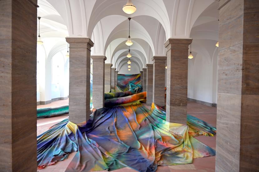 Katharina Grosse (2008–2015), Sieben Stunden, Acht Stimmen, Drei Bäume, Wiesbaden, Museum Wiesbaden, Zeitgenössisch 1, 2015, Bild 10/12