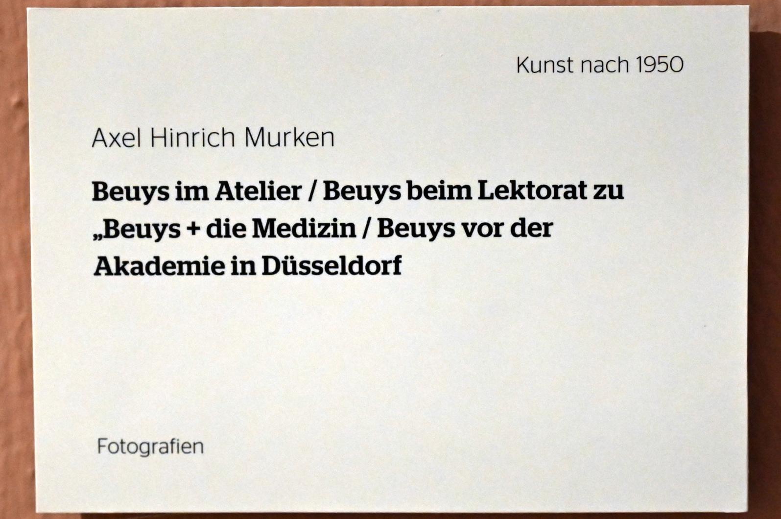 Axel Hinrich Murken (Undatiert), Beuys im Atelier / Beuys beim Lektorat zu "Beuys + die Medizin" / Beuys vor der Akademie in Düsseldorf, Wiesbaden, Museum Wiesbaden, Beuys 2, Undatiert, Bild 8/8