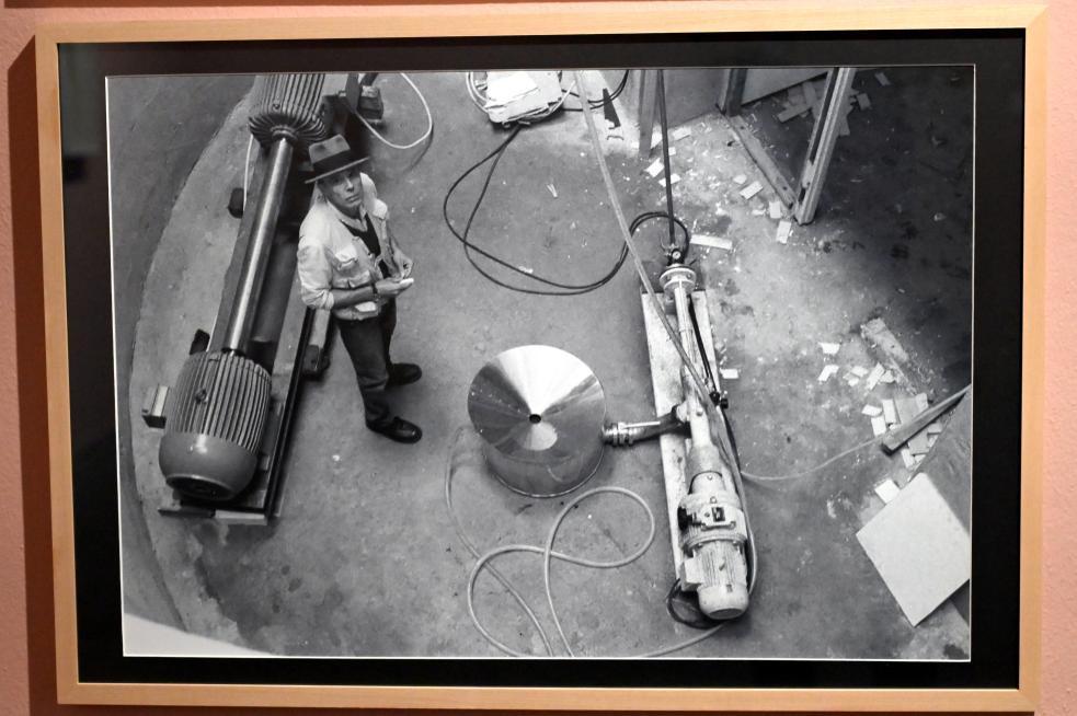 Joseph Beuys (1948–1985), Cuprum 0,3 % unguentum metallicum praeparatum, Wiesbaden, Museum Wiesbaden, Beuys 2, 1978, Bild 4/7