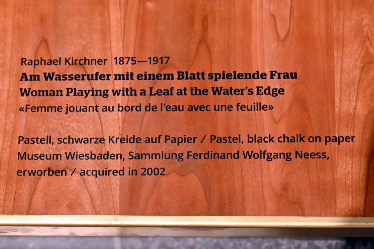 Raphael Kirchner (Undatiert), Am Wasserufer mit einem Blatt spielende Frau, Wiesbaden, Museum Wiesbaden, Jugendstil, Undatiert, Bild 2/2