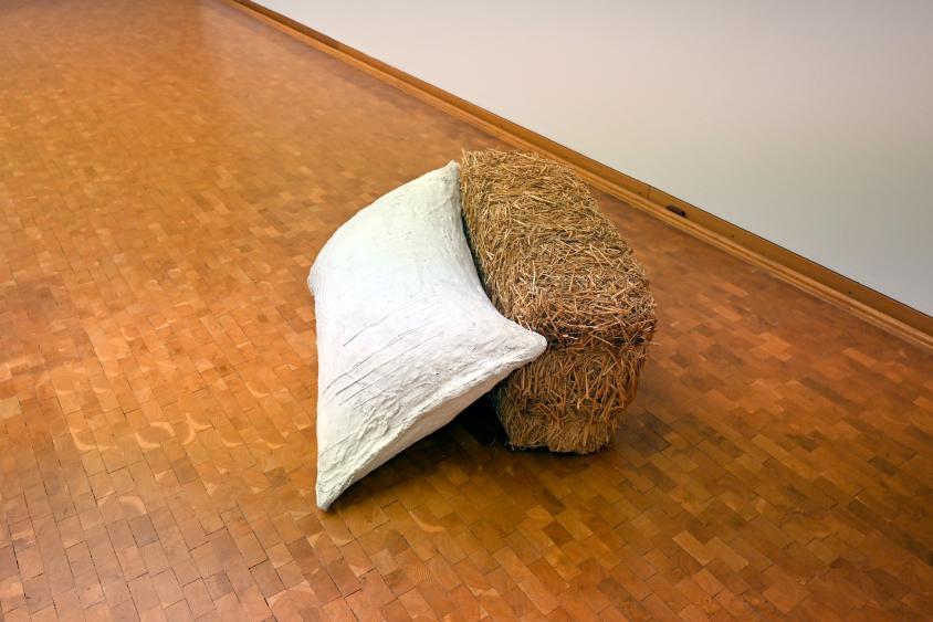 Gary Kuehn (1963–1972), Strohkissen, Köln, Museum Ludwig, 01.45, 1963, Bild 2/4