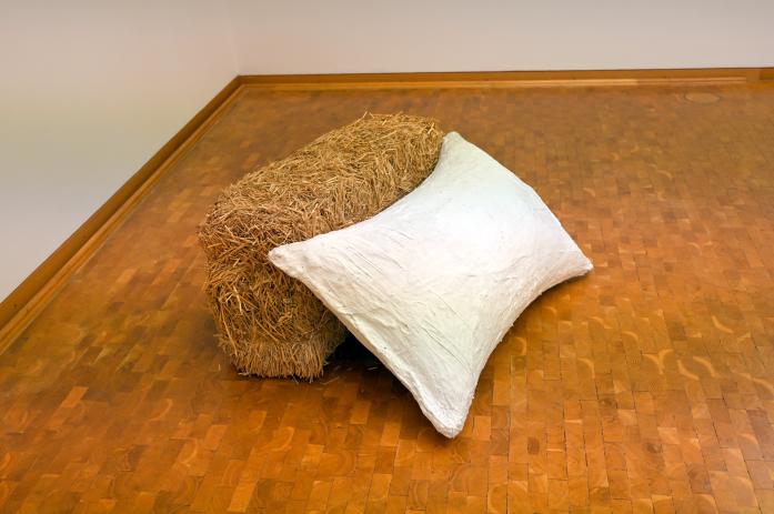 Gary Kuehn (1963–1972), Strohkissen, Köln, Museum Ludwig, 01.45, 1963, Bild 3/4