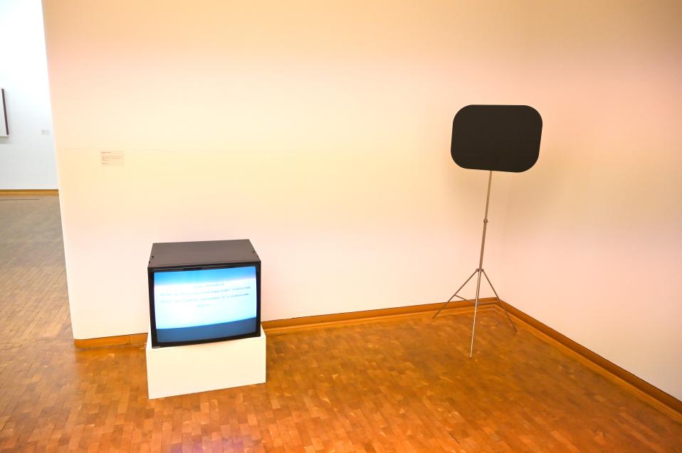 Reiner Ruthenbeck (1968–1972), Objekt zur teilweisen Verdeckung einer Videoszene, Köln, Museum Ludwig, 01.40, 1972, Bild 2/5