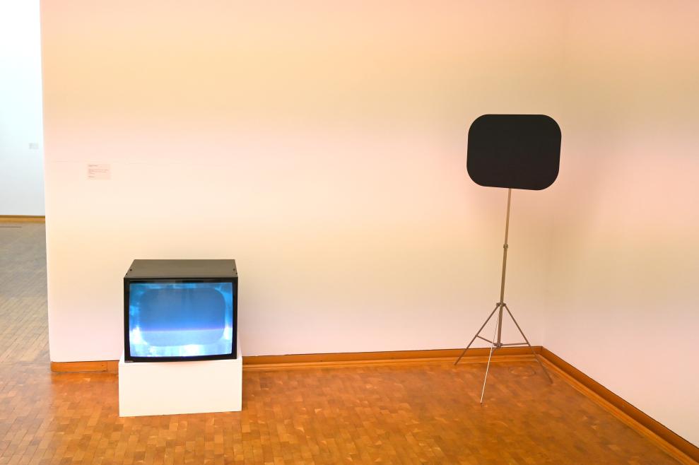 Reiner Ruthenbeck (1968–1972), Objekt zur teilweisen Verdeckung einer Videoszene, Köln, Museum Ludwig, 01.40, 1972, Bild 3/5