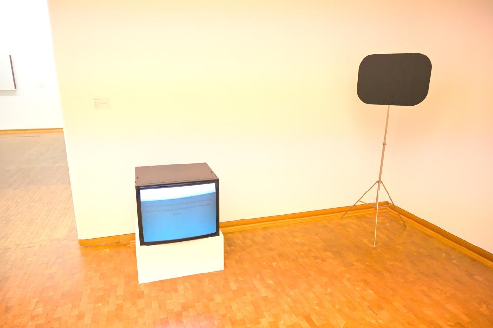 Reiner Ruthenbeck (1968–1972), Objekt zur teilweisen Verdeckung einer Videoszene, Köln, Museum Ludwig, 01.40, 1972, Bild 4/5