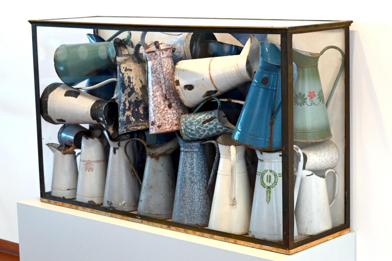 Arman (1960–1999), Anhäufung von Kannen, Köln, Museum Ludwig, 01.19, 1961, Bild 2/3