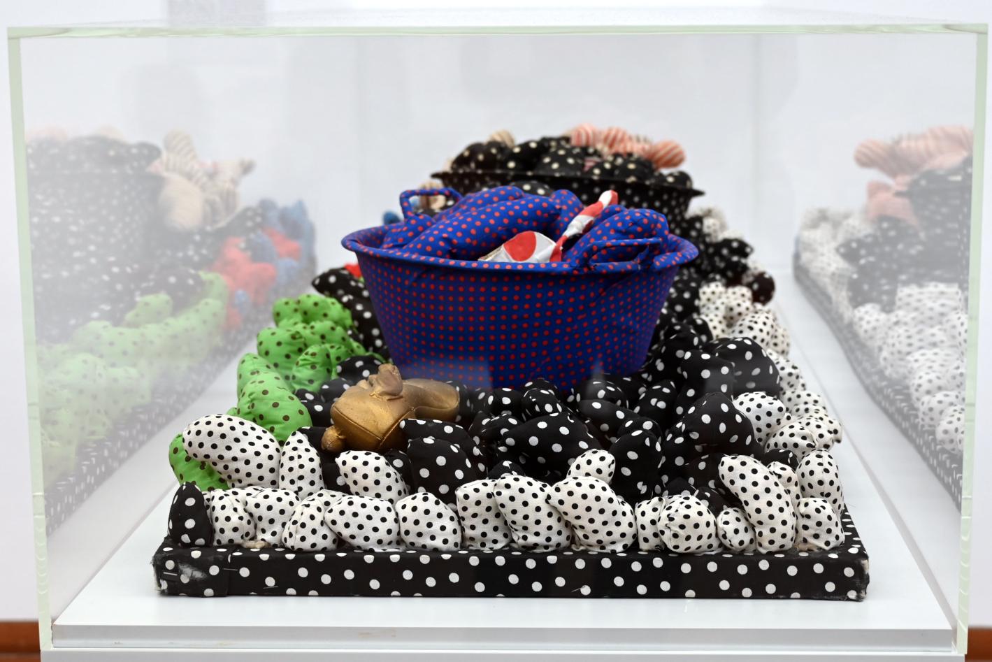 Yayoi Kusama (1955–1976), Triebmobiliar, Köln, Museum Ludwig, 01.09, 1966, Bild 2/4