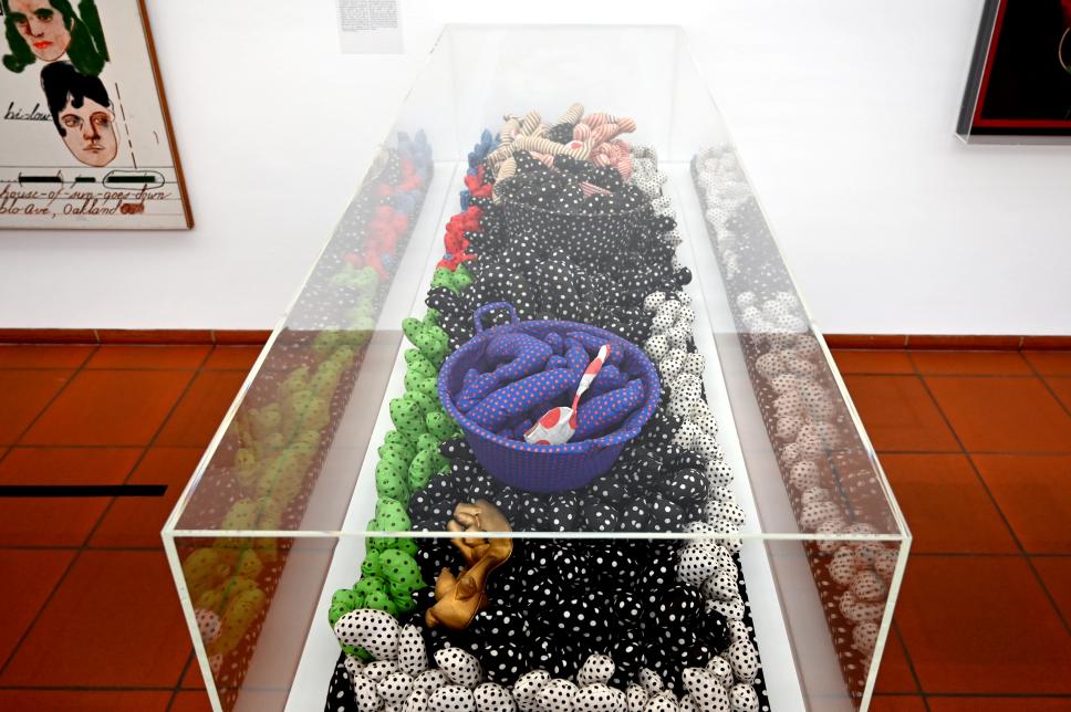 Yayoi Kusama (1955–1976), Triebmobiliar, Köln, Museum Ludwig, 01.09, 1966, Bild 3/4