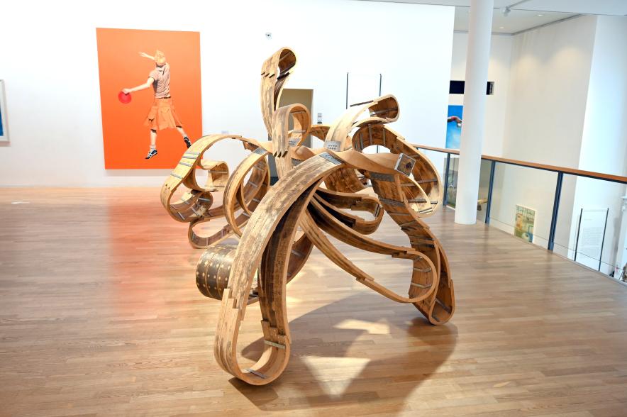 Richard Deacon (2004–2009), Rutschig bei Nässe, Schwäbisch Hall, Kunsthalle Würth, Ausstellung "Sport, Spaß und Spiel" vom 13.12.2021 - 26.02.2023, Obergeschoß, 2004, Bild 2/6