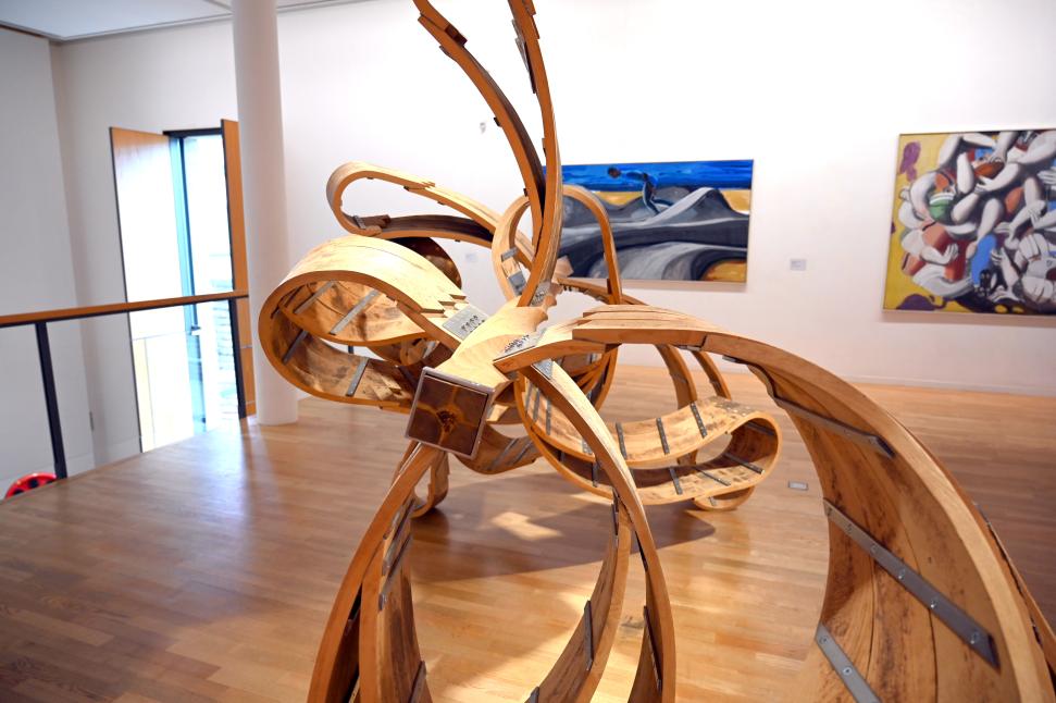 Richard Deacon (2004–2009), Rutschig bei Nässe, Schwäbisch Hall, Kunsthalle Würth, Ausstellung "Sport, Spaß und Spiel" vom 13.12.2021 - 26.02.2023, Obergeschoß, 2004, Bild 4/6
