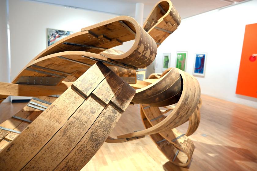 Richard Deacon (2004–2009), Rutschig bei Nässe, Schwäbisch Hall, Kunsthalle Würth, Ausstellung "Sport, Spaß und Spiel" vom 13.12.2021 - 26.02.2023, Obergeschoß, 2004, Bild 5/6