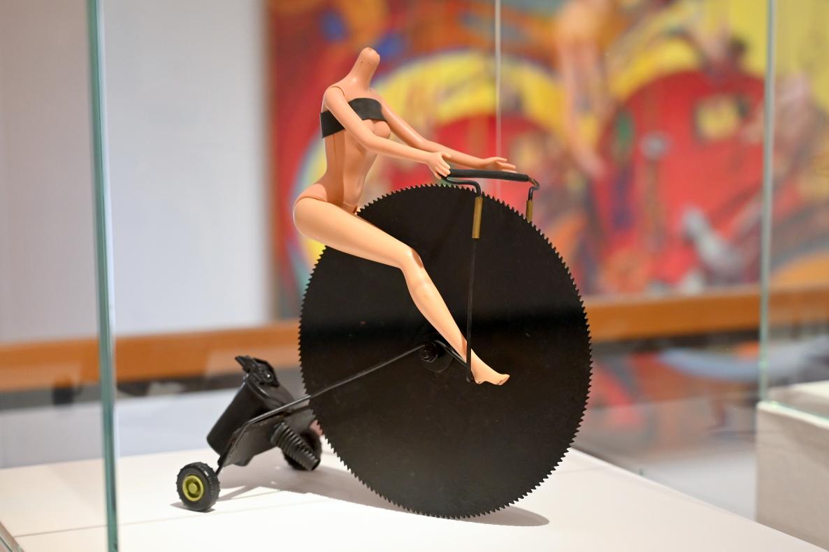 Tomi Ungerer (1963–2010), Tour de France, Schwäbisch Hall, Kunsthalle Würth, Ausstellung "Sport, Spaß und Spiel" vom 13.12.2021 - 26.02.2023, Obergeschoß, 2009, Bild 2/5