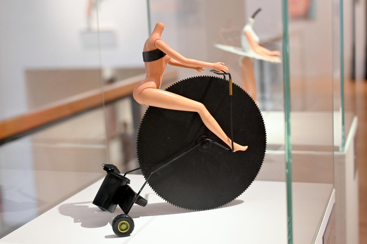 Tomi Ungerer (1963–2010), Tour de France, Schwäbisch Hall, Kunsthalle Würth, Ausstellung "Sport, Spaß und Spiel" vom 13.12.2021 - 26.02.2023, Obergeschoß, 2009, Bild 3/5
